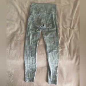 LIKE NEW LULULEMON LEGGINGS 28INCH SIZE 6!